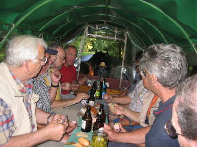 Frhstck im Planwagen