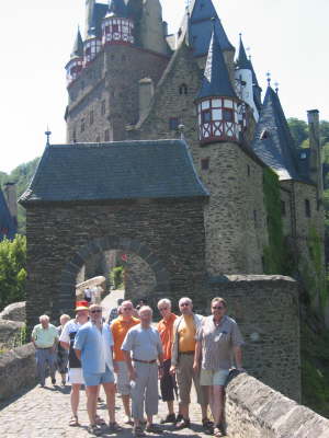 Gruppenbild mit Burg Eltz