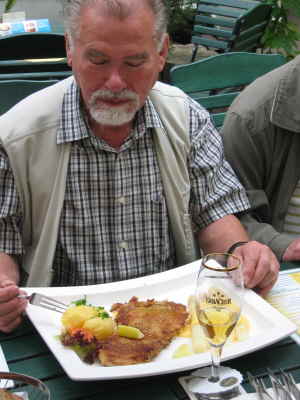 Karl mit riesen Schnitzel